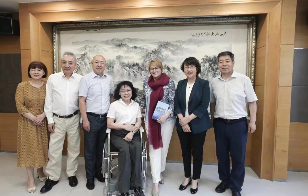 图为张海迪在京会见中俄残疾人事务理事会俄方委员一行 图为张海迪在京会见中俄残疾人事务理事会俄方委员一行