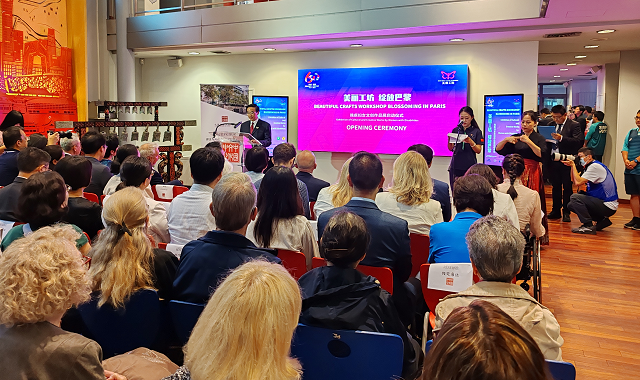 图为“美丽工坊 绽放巴黎”中国残疾妇女文创作品展开幕式现场 图为“美丽工坊 绽放巴黎”中国残疾妇女文创作品展开幕式现场