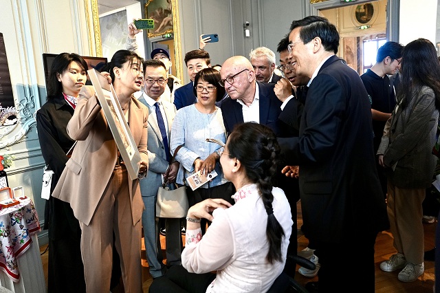 图为“美丽工坊”代表为观展嘉宾介绍残疾妇女文创作品 图为“美丽工坊”代表为观展嘉宾介绍残疾妇女文创作品