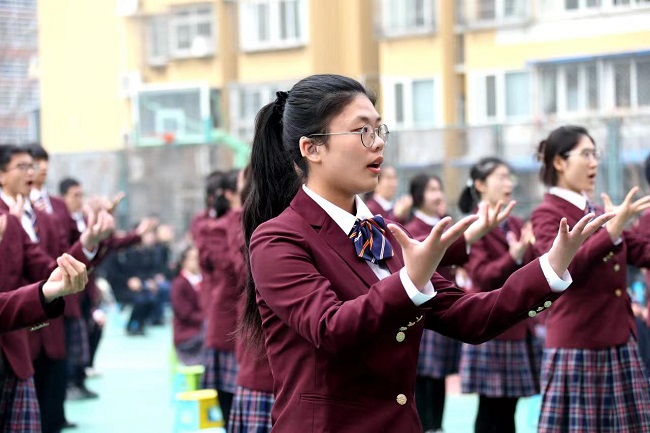 图为学生用国家通用手语“奏唱”共青团团歌