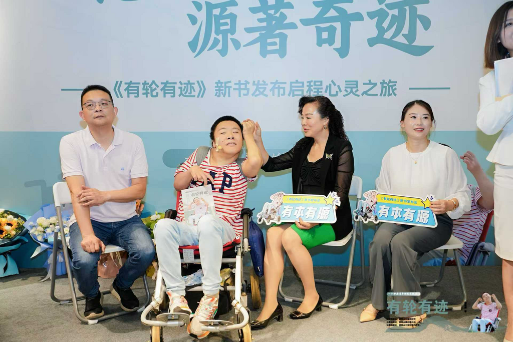 洋洋的新书发布会。 受访者供图 洋洋的新书发布会。 受访者供图