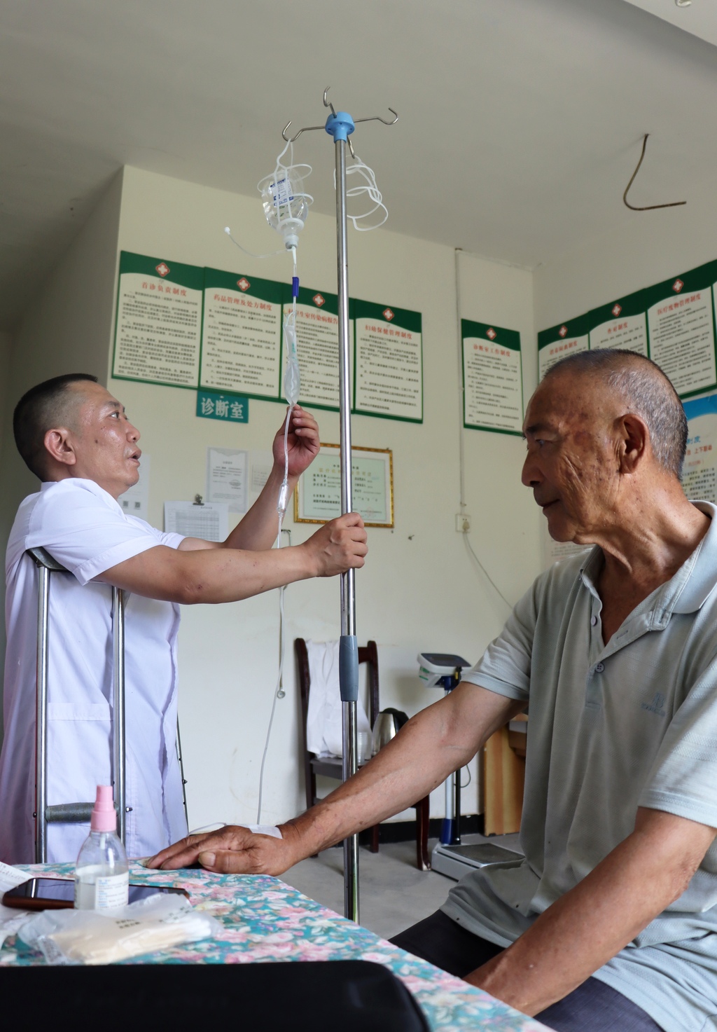 最美村医谢汉高 一对拐杖“撑” 起群众健康_重庆市残疾人联合会