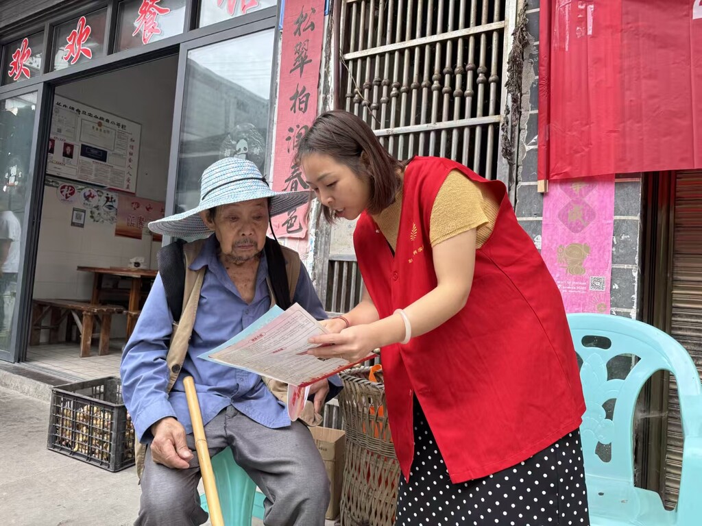 助残志愿者向村民讲解爱耳健康小常识 (2)
