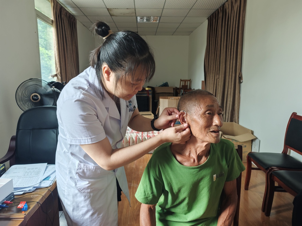 工作人员调试助听器1