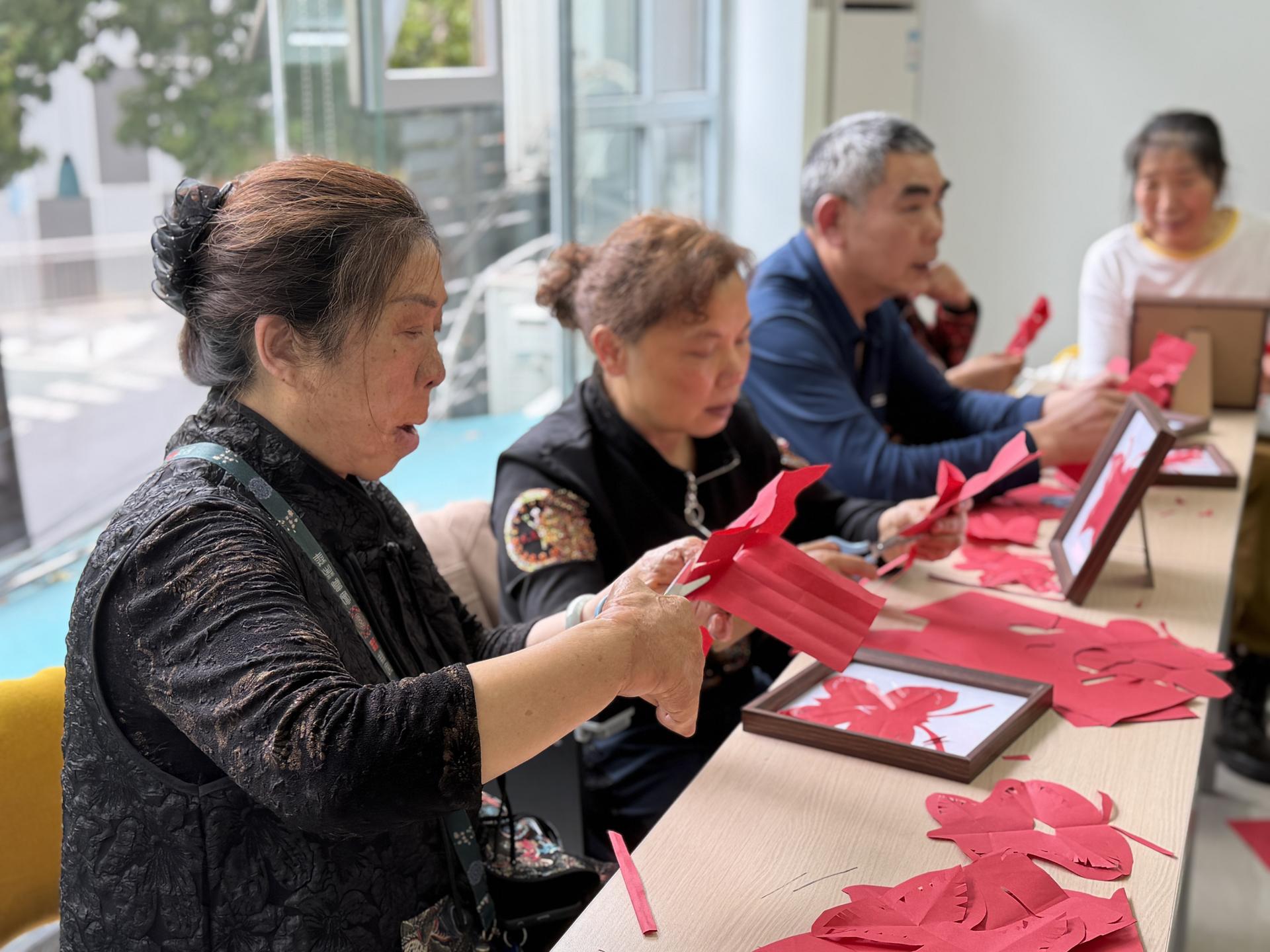 大渡口区八桥镇残联组织开展非遗手工剪纸公益活动图片
